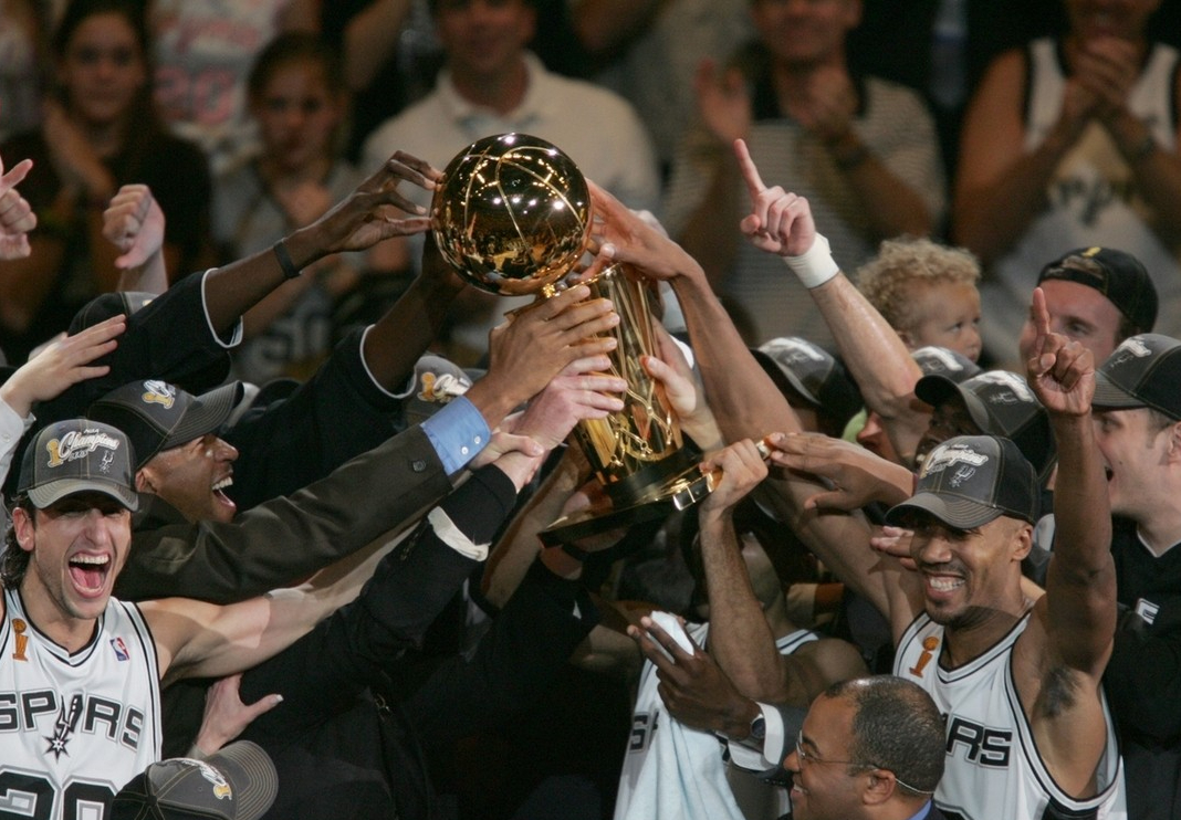 九游棋牌 -包含里程碑夜圣安东尼奥马刺临场应变,CBA季后赛今晨刷纪录,震撼外界,赛程密集仍需轮换的词条