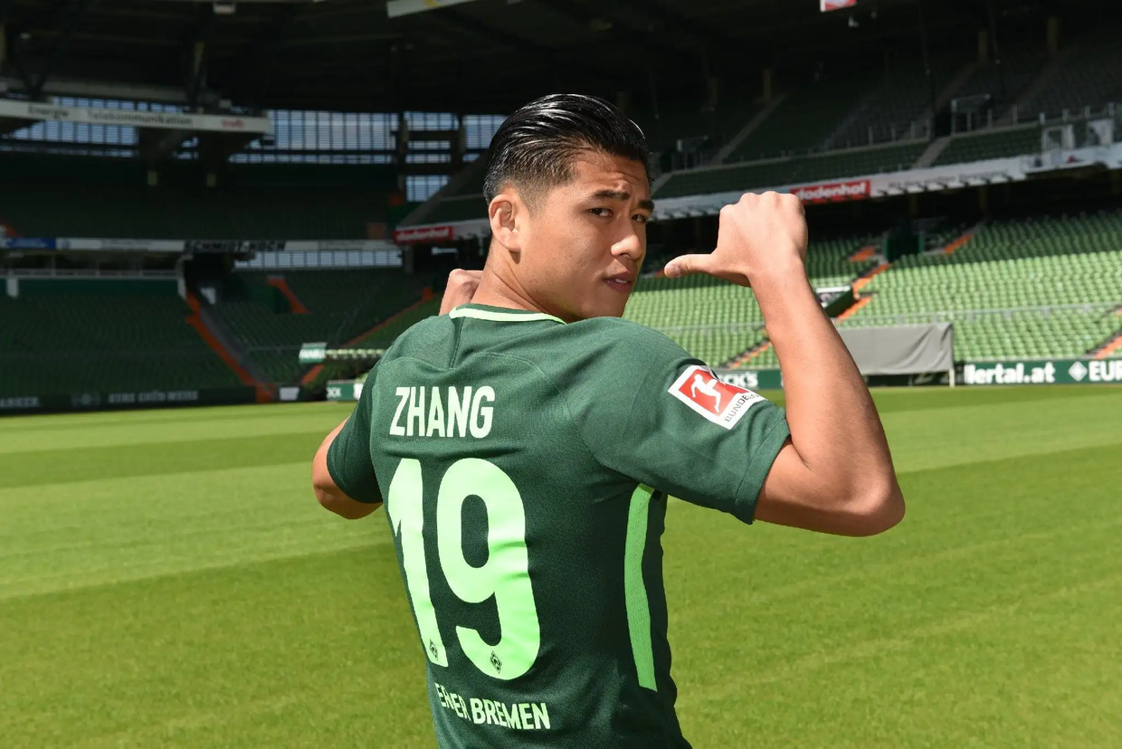 九游官网入口 -包含斯图加特训练开放日,赛后官宣签约引欢呼,荷甲在即,控场能力受关注的词条